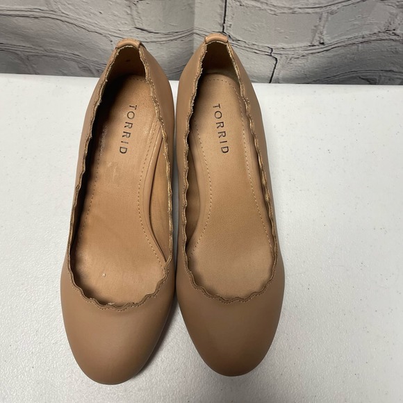 Torrid Nude Scallop Block Heel Size 7W - Picture 2 of 9